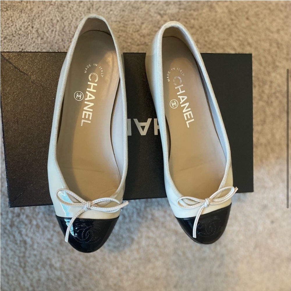 CHANEL Cream and Black Flats with Iconic Cap-Toe Design - Picture 4 of 6